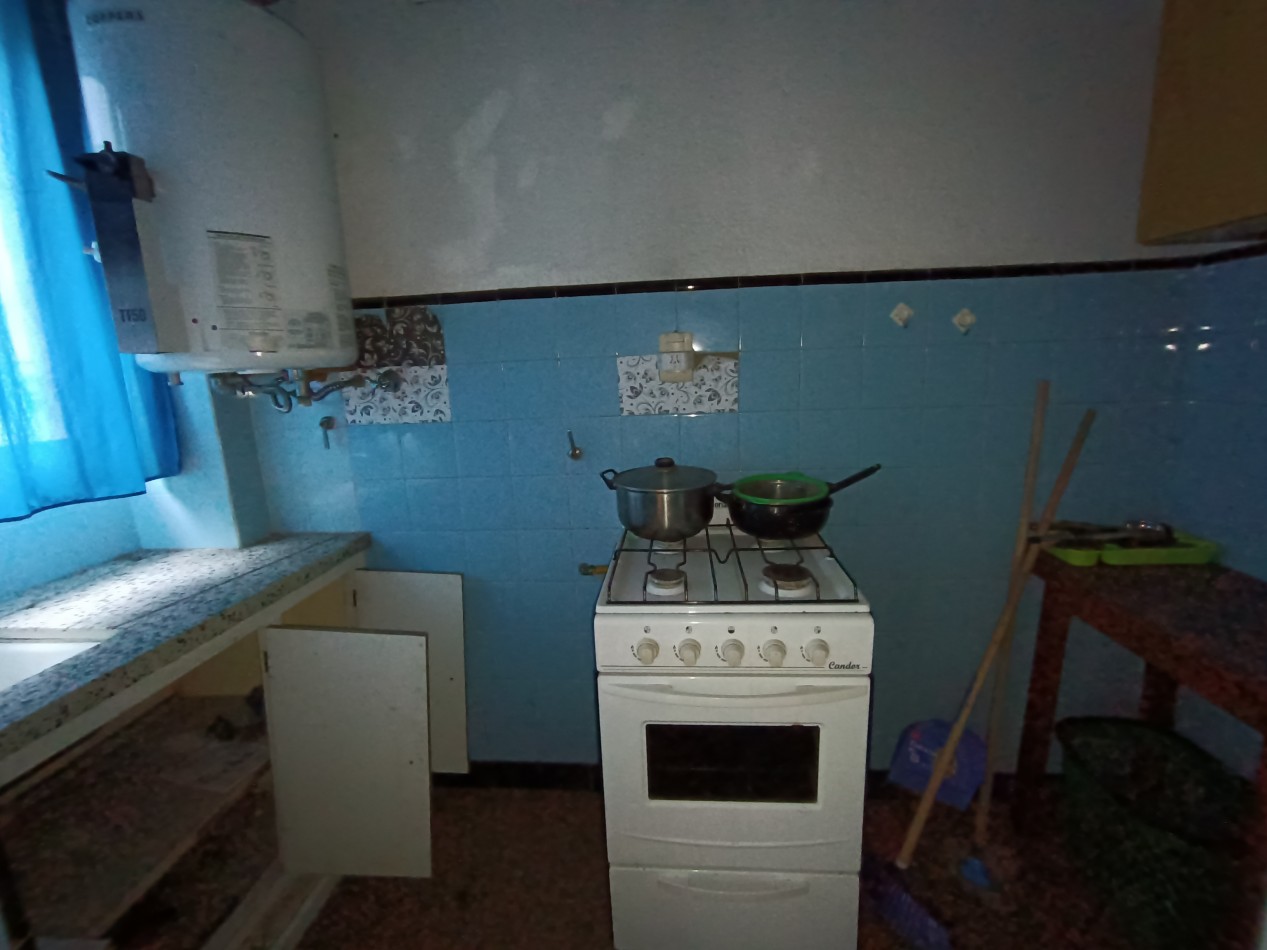 Venta monoambiente a la calle a reciclar con pequeña terraza 