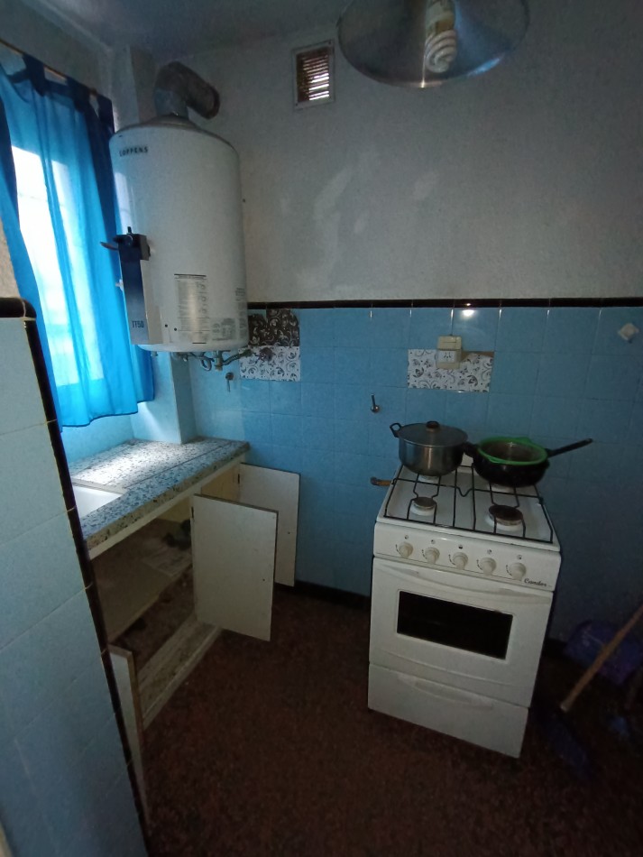 Venta monoambiente a la calle a reciclar con pequeña terraza 