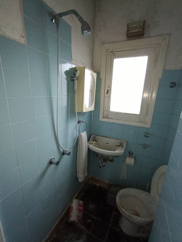 Venta monoambiente a la calle a reciclar con pequeña terraza 