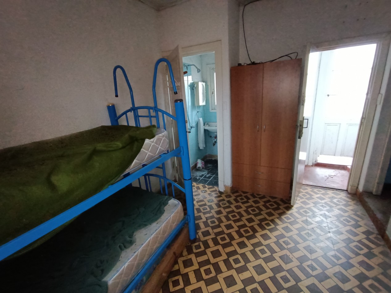 Venta monoambiente a la calle a reciclar con pequeña terraza 