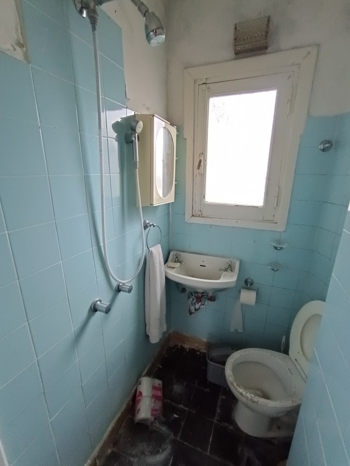 Venta monoambiente a la calle a reciclar con pequeña terraza 