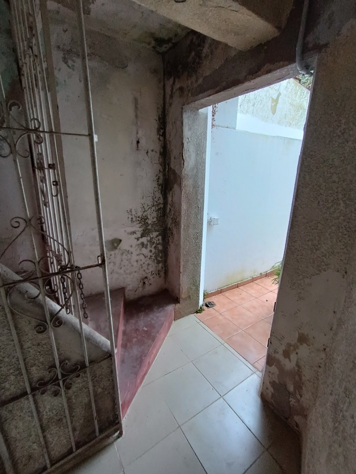 Venta monoambiente a la calle a reciclar con pequeña terraza 