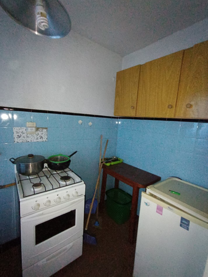 Venta monoambiente a la calle a reciclar con pequeña terraza 