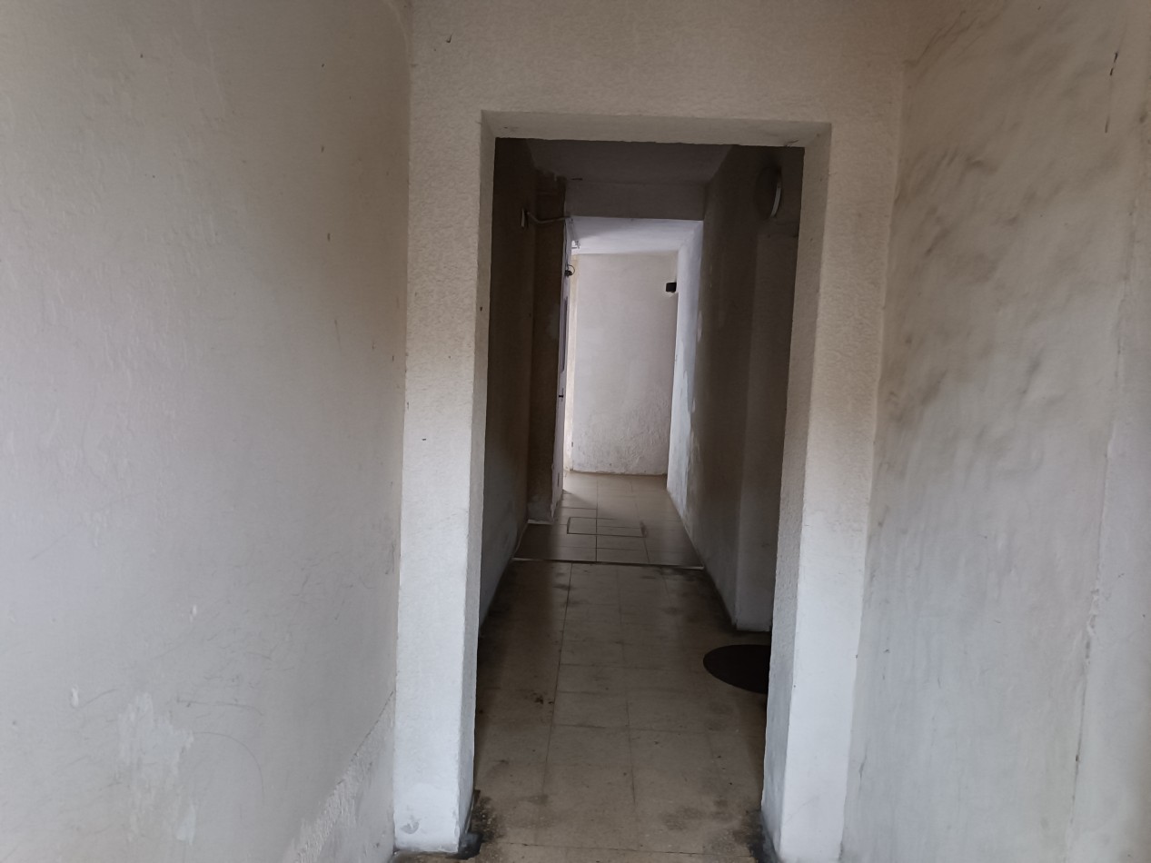 Venta monoambiente a la calle a reciclar con pequeña terraza 