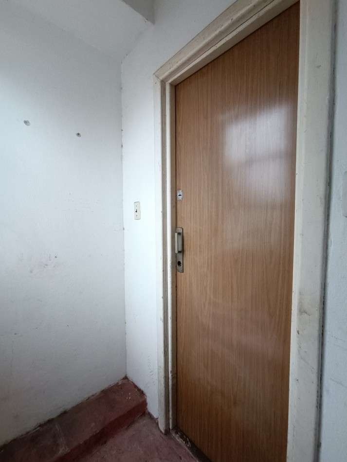 Venta monoambiente a la calle a reciclar con pequeña terraza 