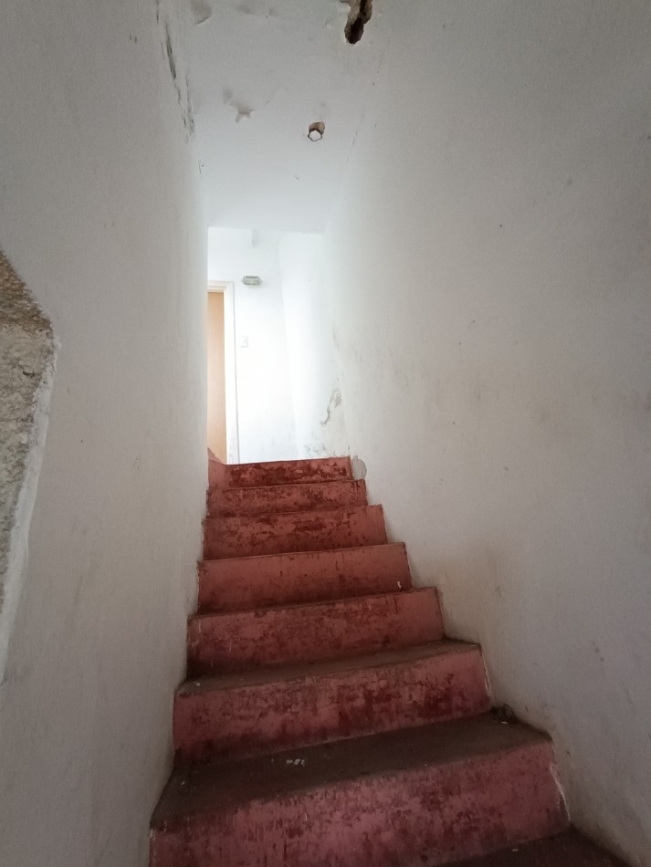 Venta monoambiente a la calle a reciclar con pequeña terraza 