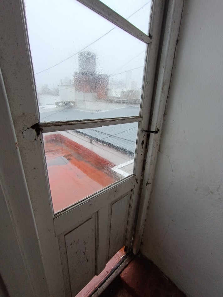 Venta monoambiente a la calle a reciclar con pequeña terraza 