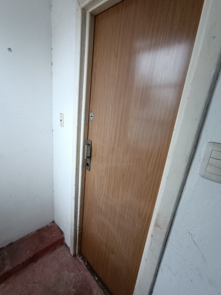 Venta monoambiente a la calle a reciclar con pequeña terraza 