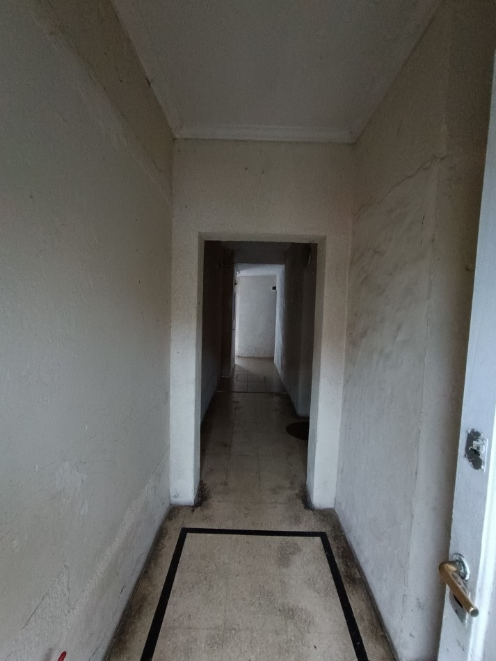 Venta monoambiente a la calle a reciclar con pequeña terraza 