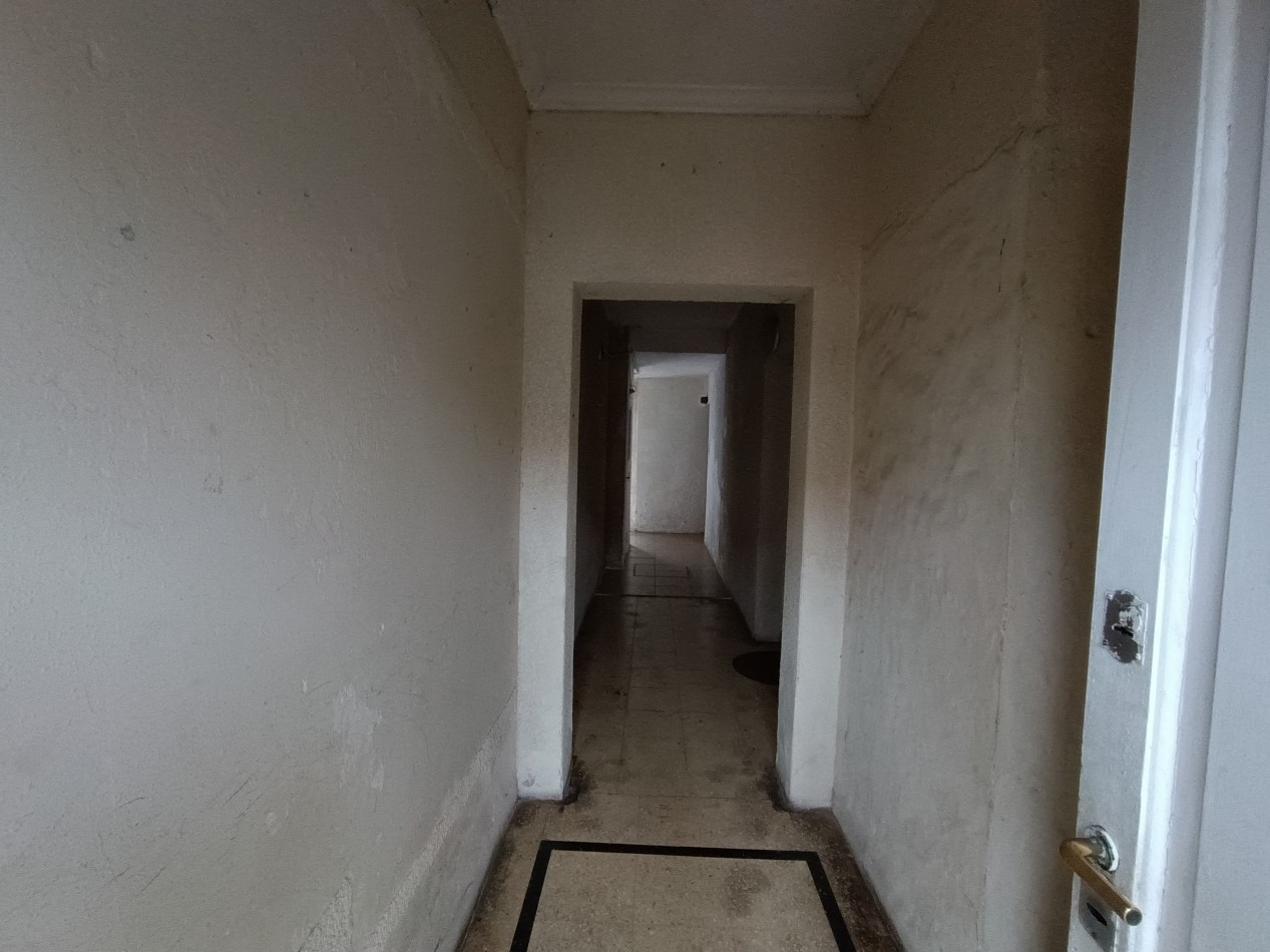 Venta monoambiente a la calle a reciclar con pequeña terraza 