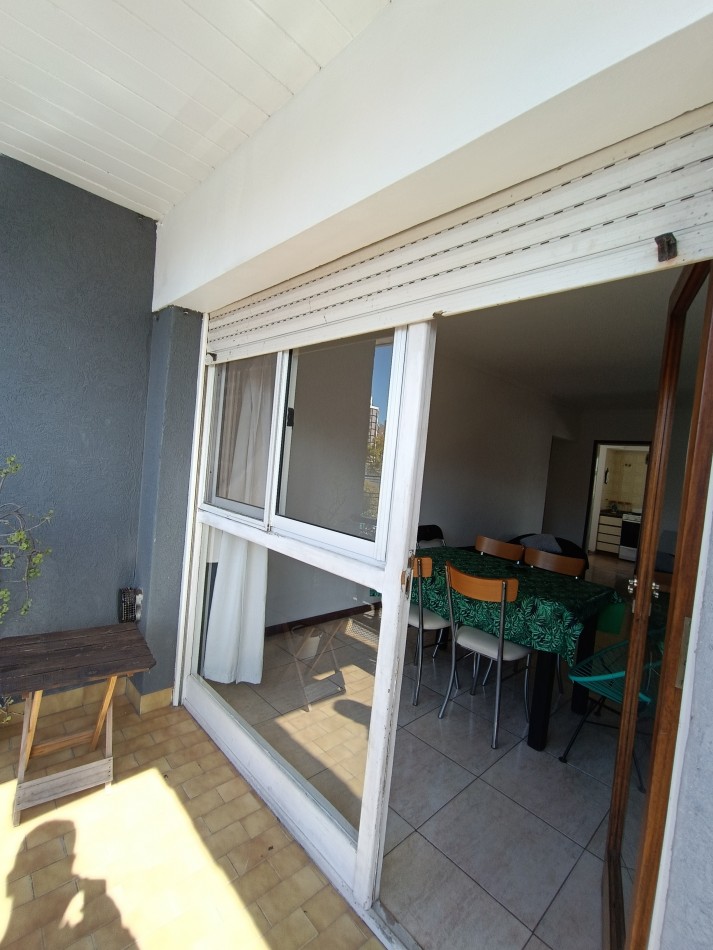 DEPARTAMENTO 3 AMBIENTES A LA CALLE CON BALCON + DEPENDENCIA/LAVADERO EN LA PERLA. AMOBLADO