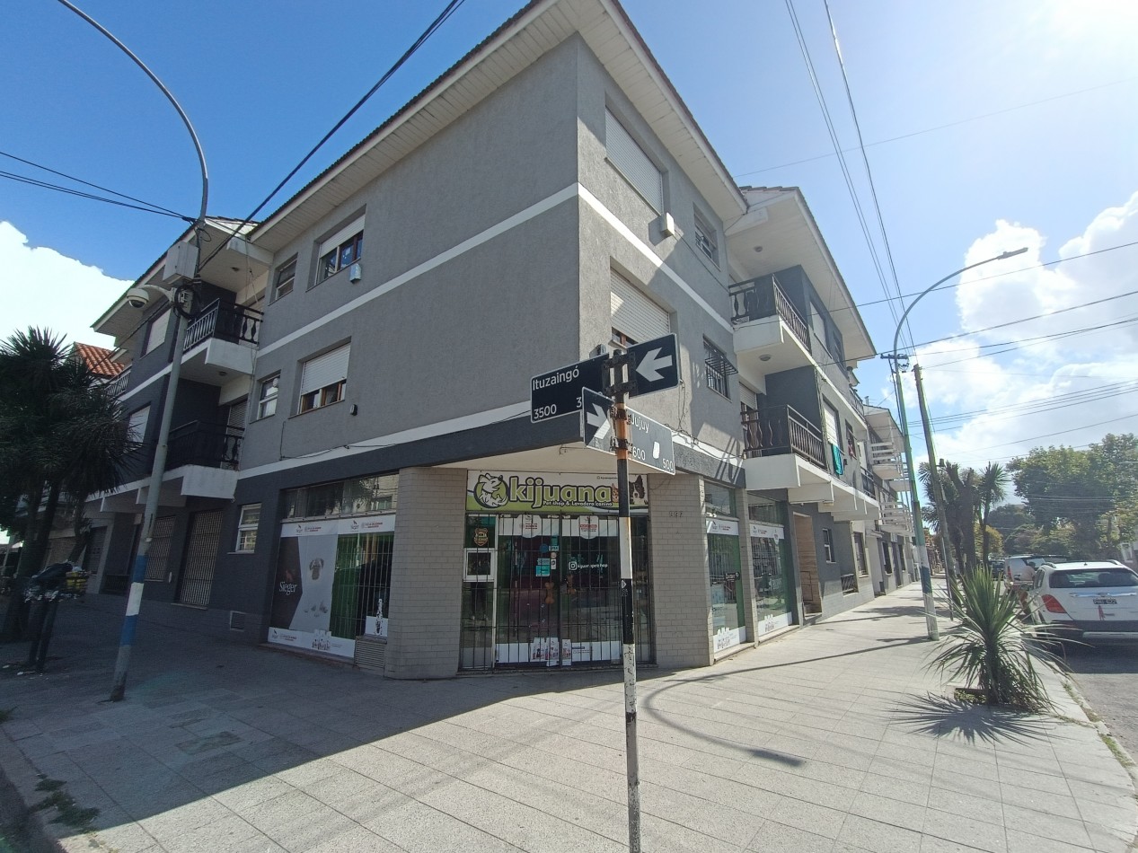 DEPARTAMENTO 3 AMBIENTES A LA CALLE CON BALCON + DEPENDENCIA/LAVADERO EN LA PERLA. AMOBLADO