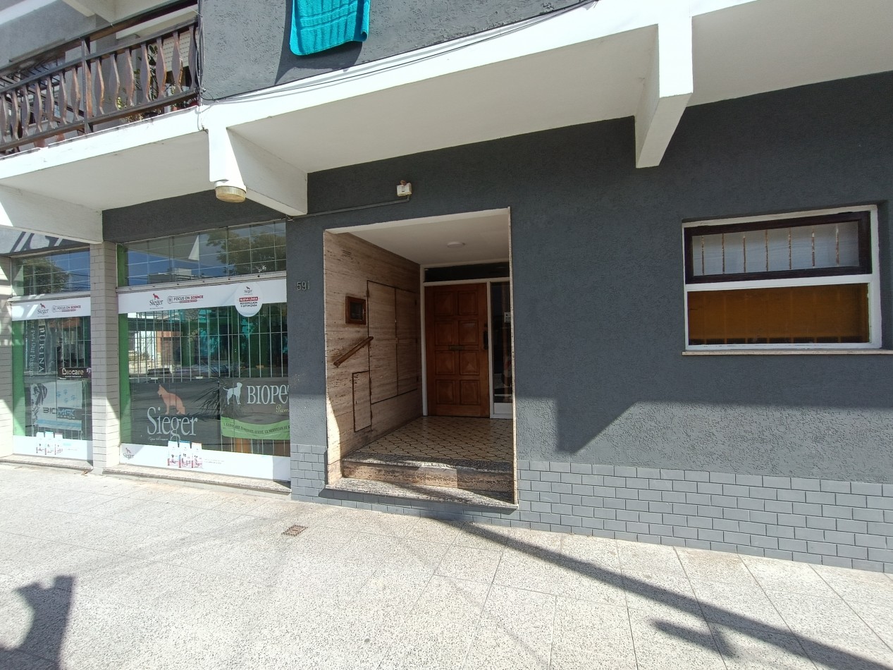 DEPARTAMENTO 3 AMBIENTES A LA CALLE CON BALCON + DEPENDENCIA/LAVADERO EN LA PERLA. AMOBLADO