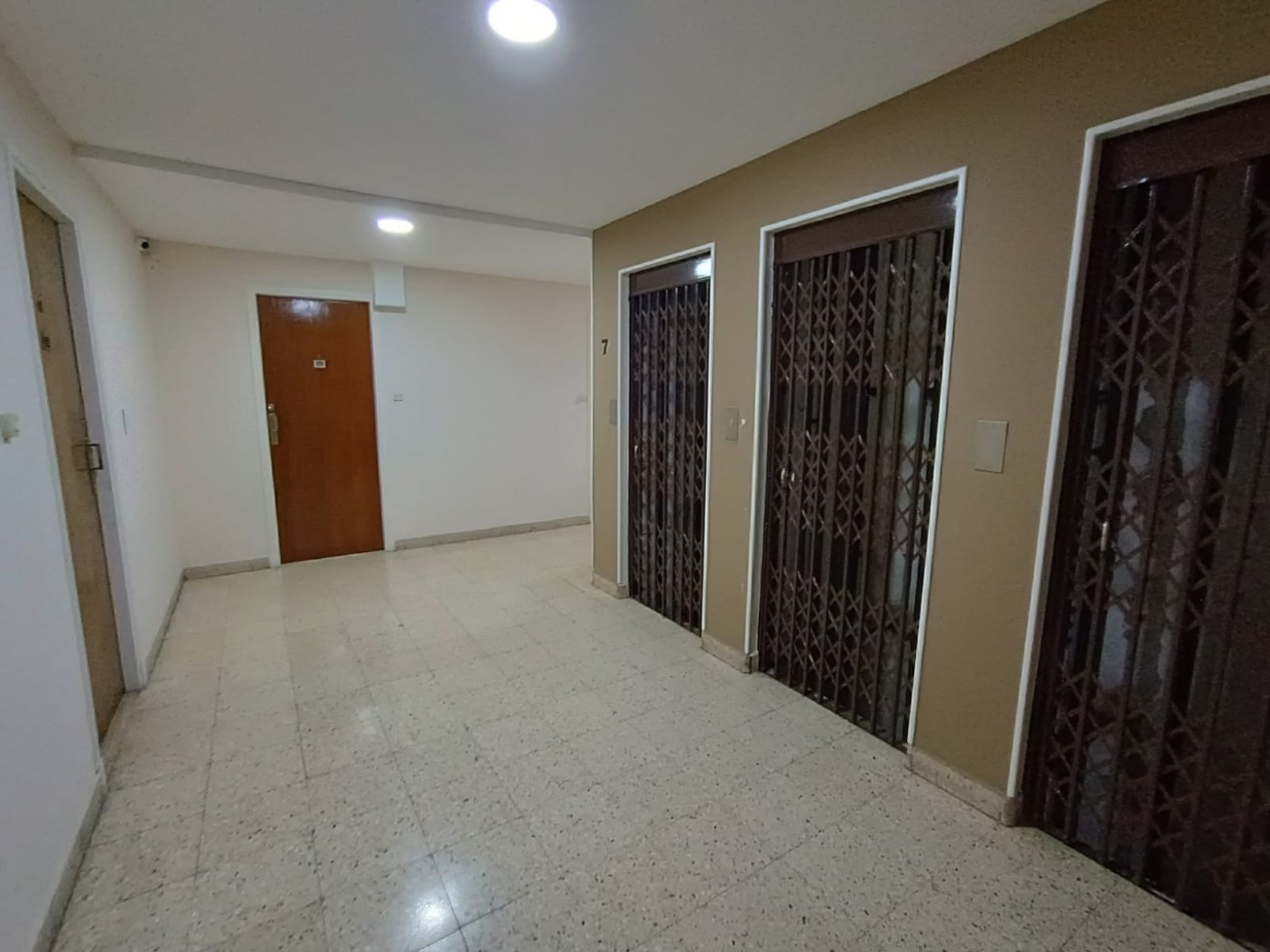 VENTA DEPARTAMENTO 2 AMBIENTES  A LA CALLE CON VISTA AL MAR Y PLAZA COLON + DEPENDENCIA