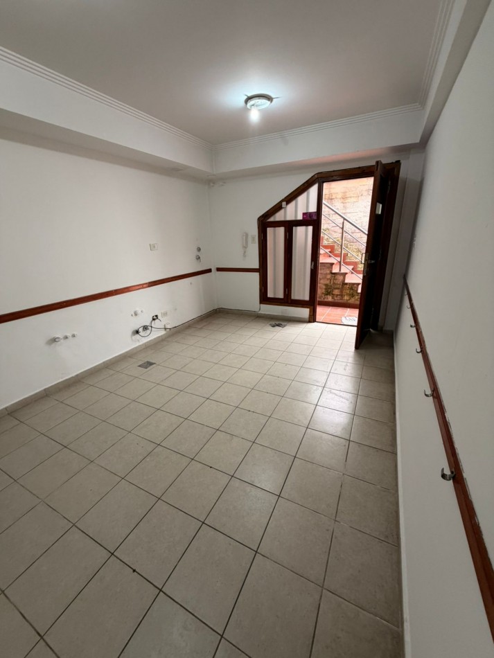 OFICINA  EN PLANTA BAJA,45m2 , ACHA Y 12 DE OCTUBRE 