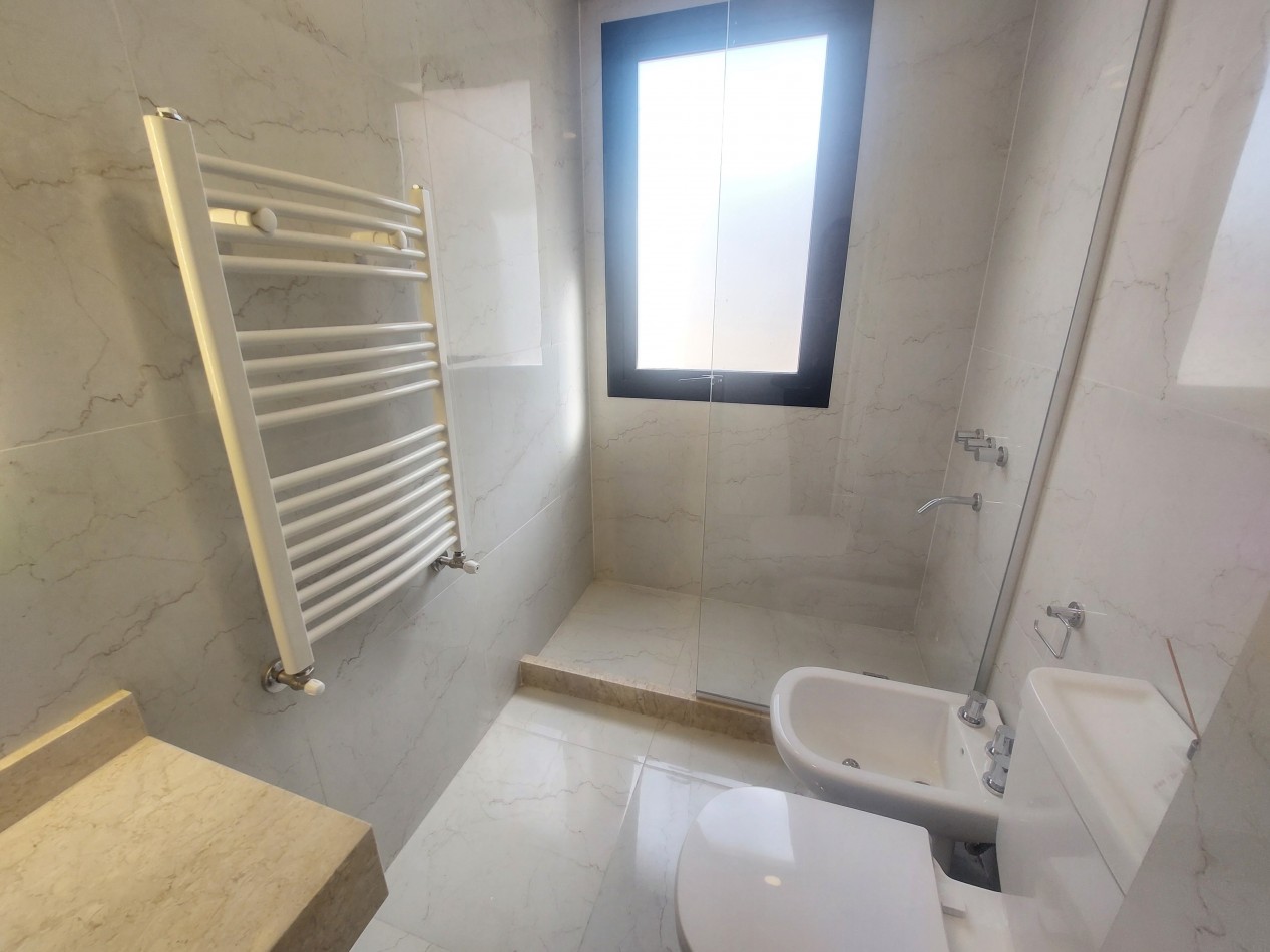 Dos ambientes con balcon al frente, toilette, vestidor y Dormitorio en suite.