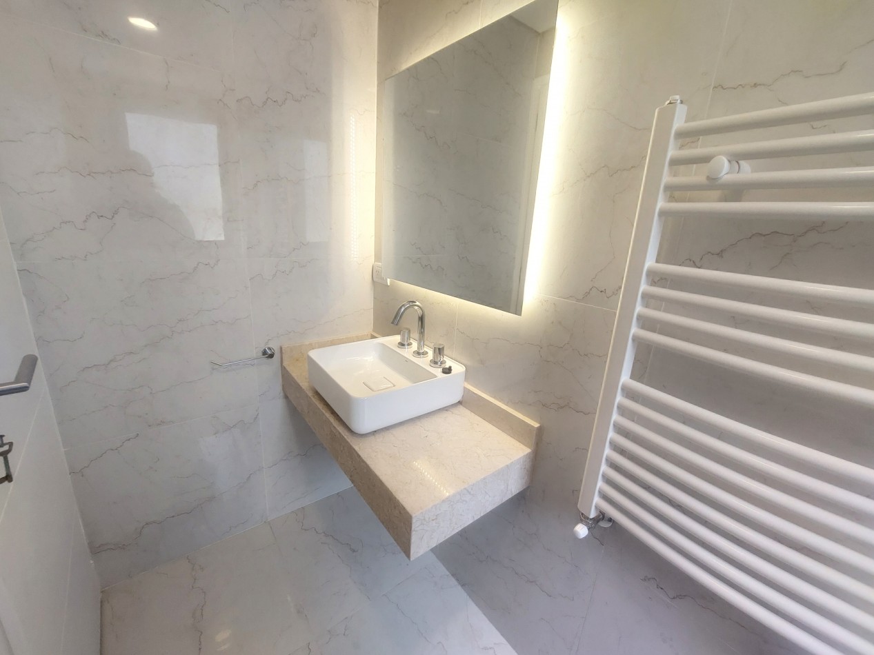 Dos ambientes con balcon al frente, toilette, vestidor y Dormitorio en suite.