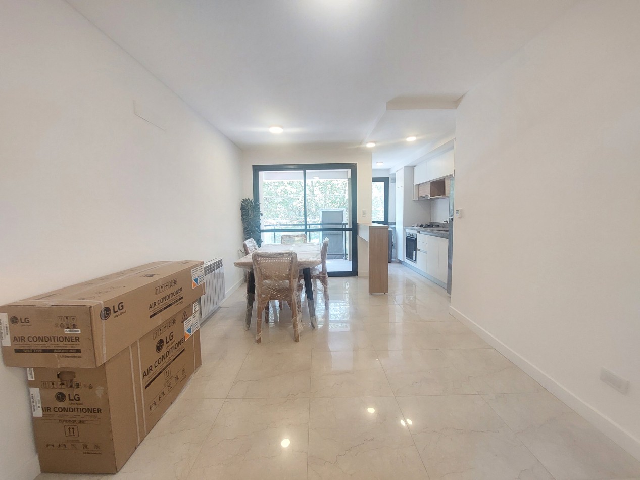 Dos ambientes con balcon al frente, toilette, vestidor y Dormitorio en suite.