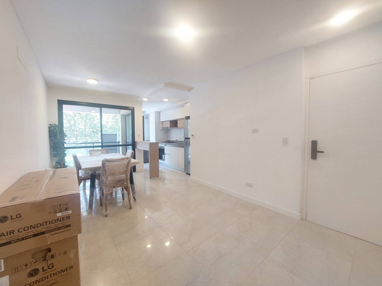 Dos ambientes con balcon al frente, toilette, vestidor y Dormitorio en suite.