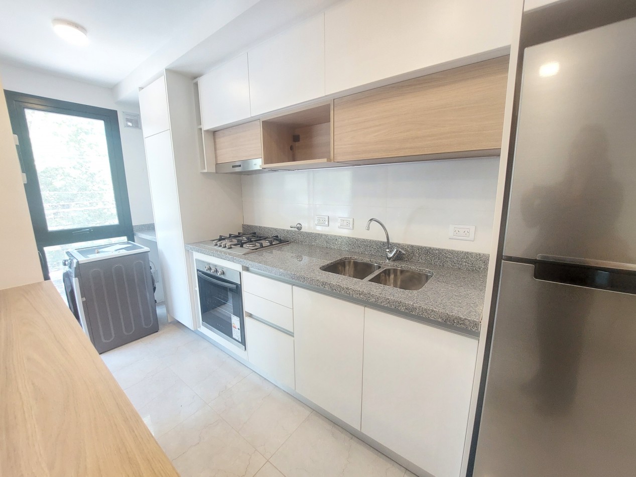 Dos ambientes con balcon al frente, toilette, vestidor y Dormitorio en suite.