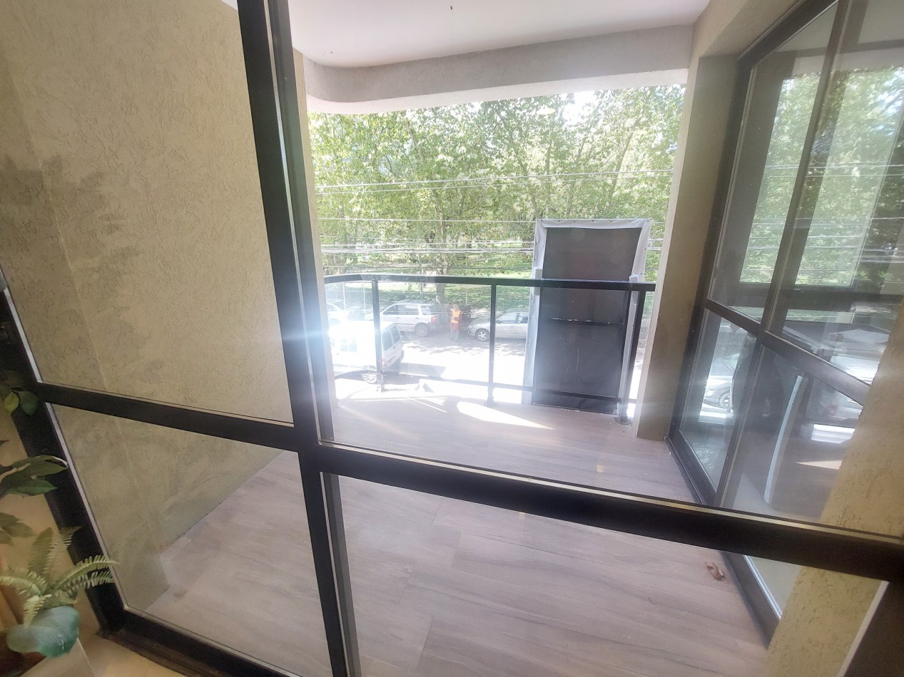 Dos ambientes con balcon al frente, toilette, vestidor y Dormitorio en suite.