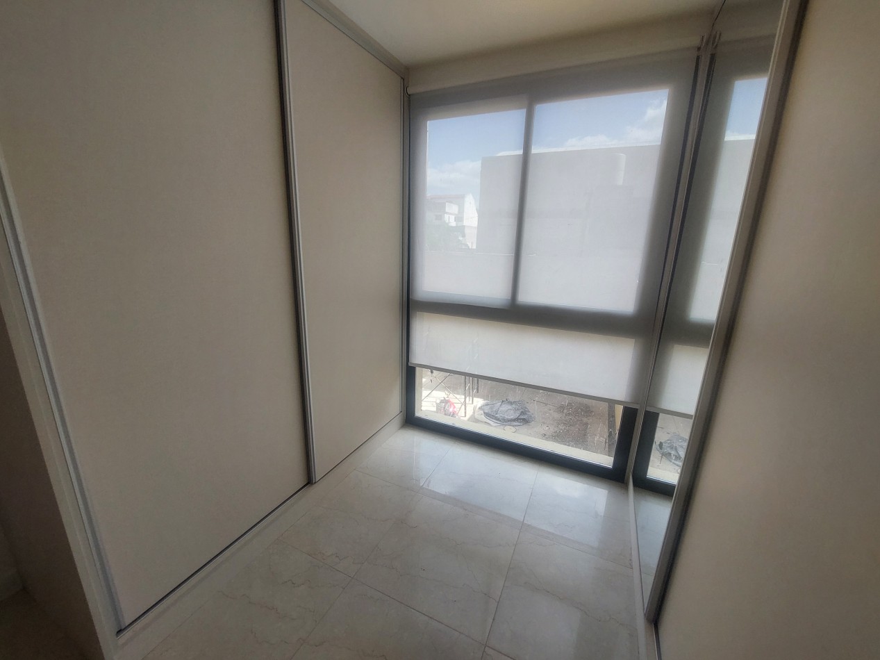 Dos ambientes con balcon al frente, toilette, vestidor y Dormitorio en suite.