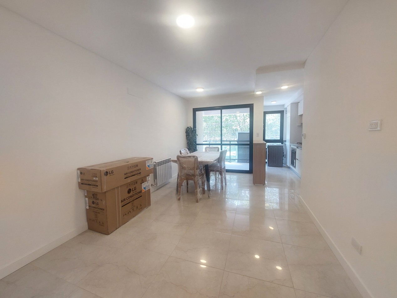 Dos ambientes con balcon al frente, toilette, vestidor y Dormitorio en suite.