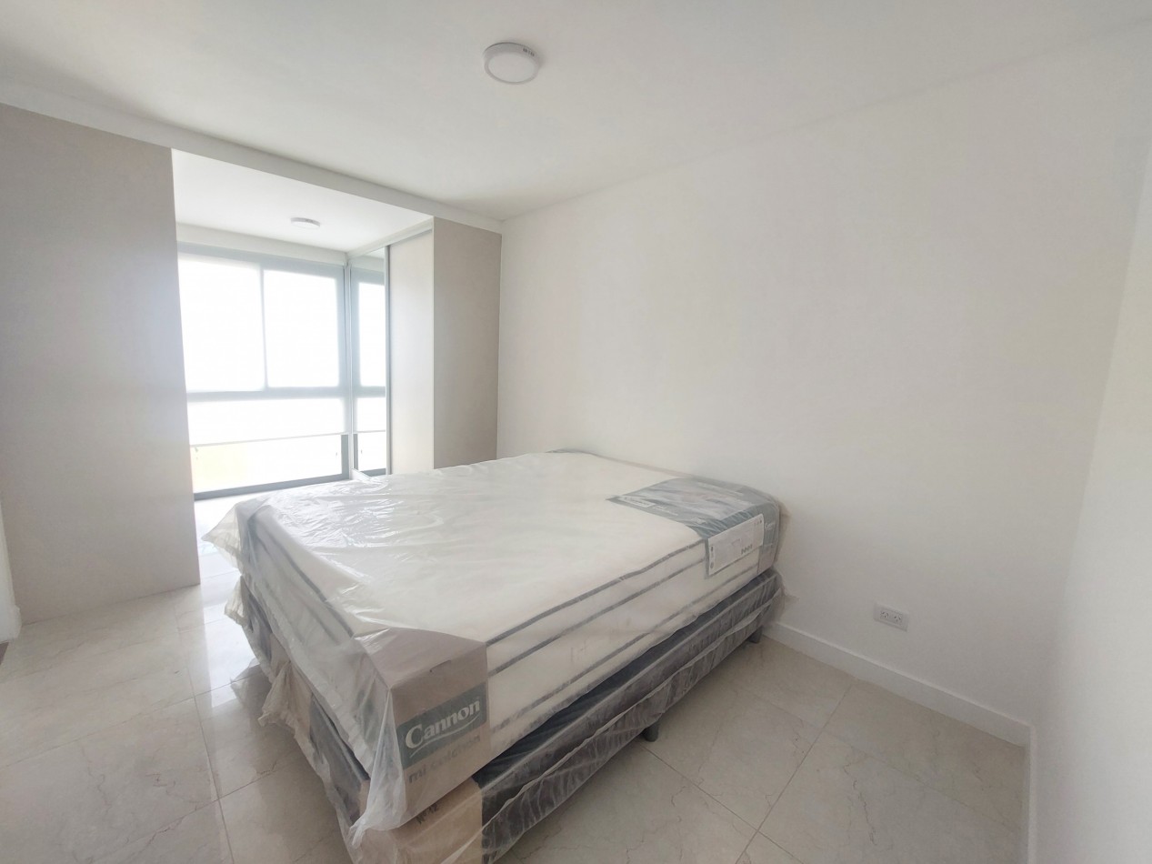 Dos ambientes con balcon al frente, toilette, vestidor y Dormitorio en suite.