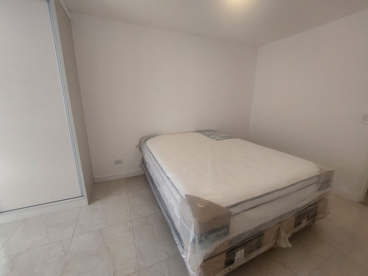 Dos ambientes con balcon al frente, toilette, vestidor y Dormitorio en suite.