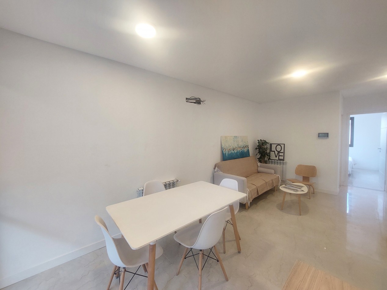 Dos ambientes con balcon al frente, toilette y Dormitorio en suite.