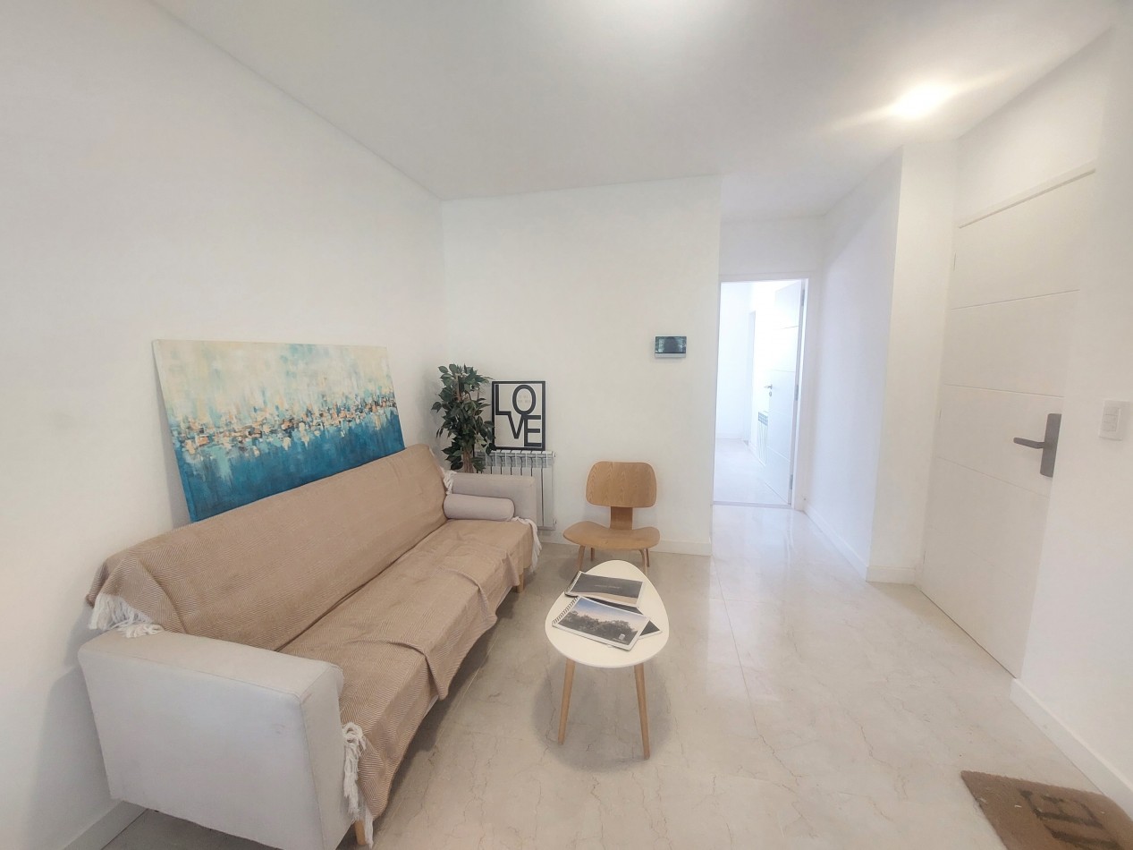 Dos ambientes con balcon al frente, toilette y Dormitorio en suite.