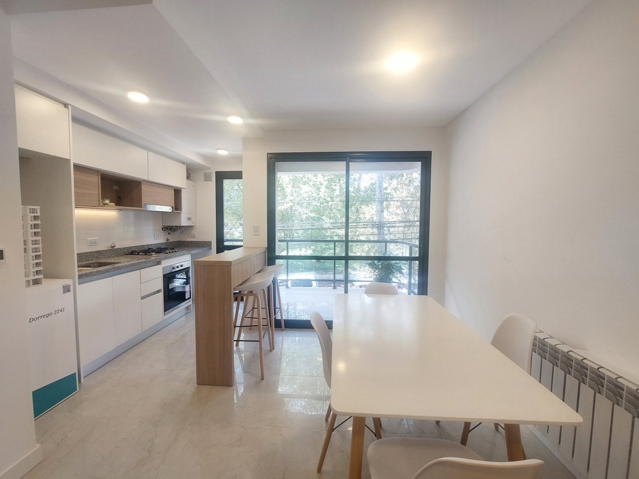 Dos ambientes con balcon al frente, toilette y Dormitorio en suite.