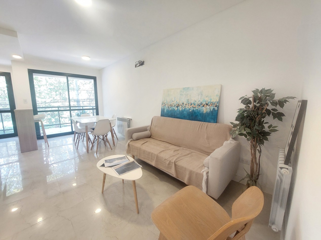 Dos ambientes con balcon al frente, toilette y Dormitorio en suite.