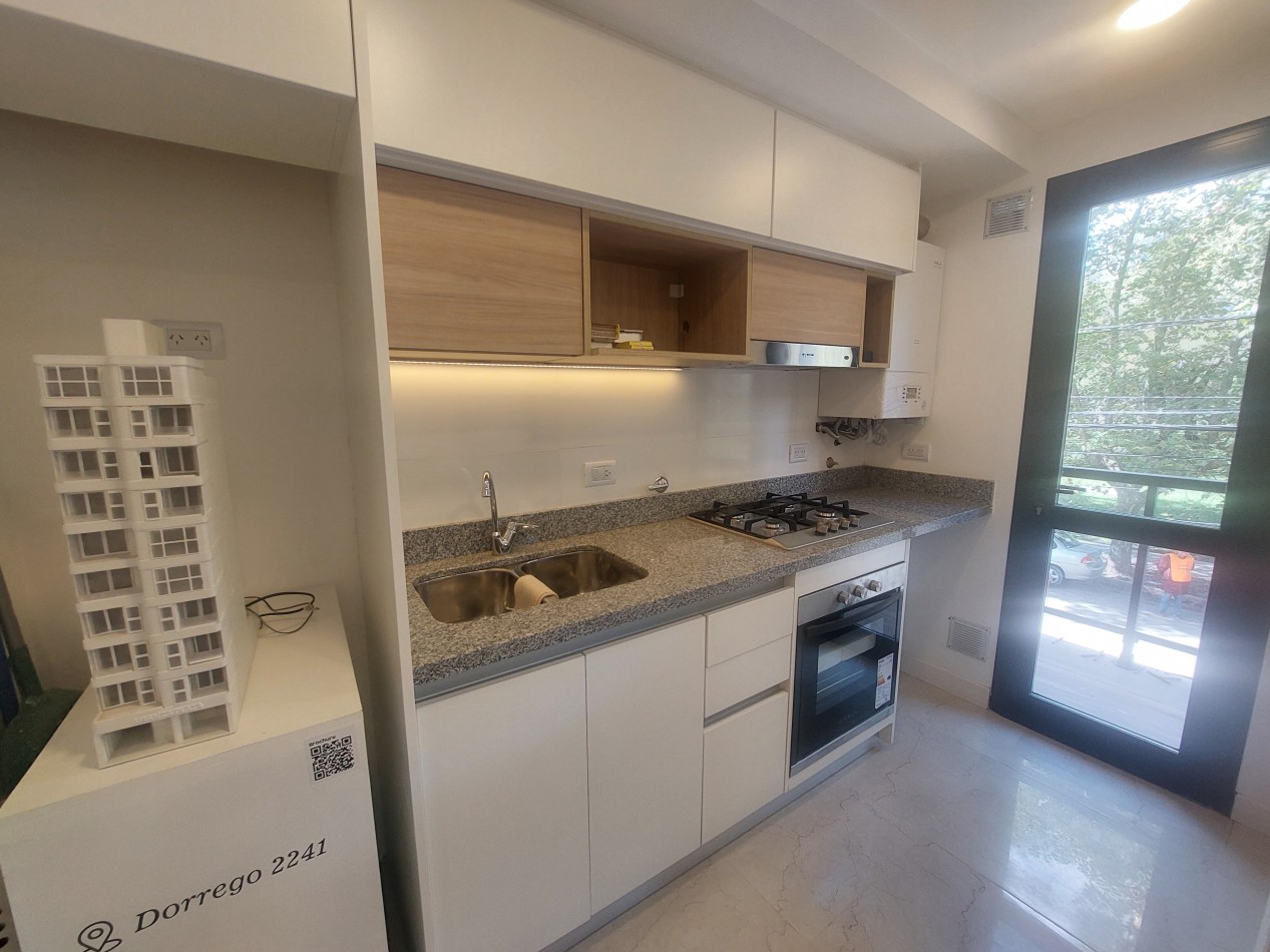 Dos ambientes con balcon al frente, toilette y Dormitorio en suite.