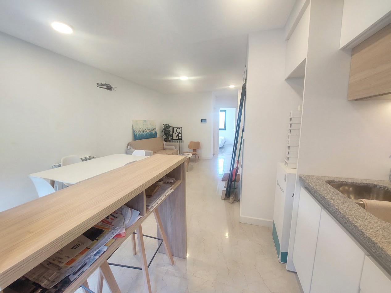 Dos ambientes con balcon al frente, toilette y Dormitorio en suite.