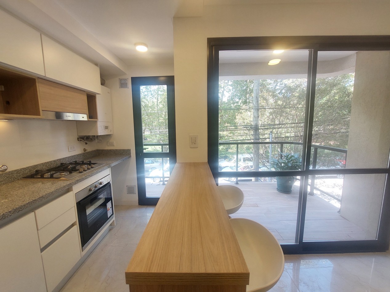 Dos ambientes con balcon al frente, toilette y Dormitorio en suite.