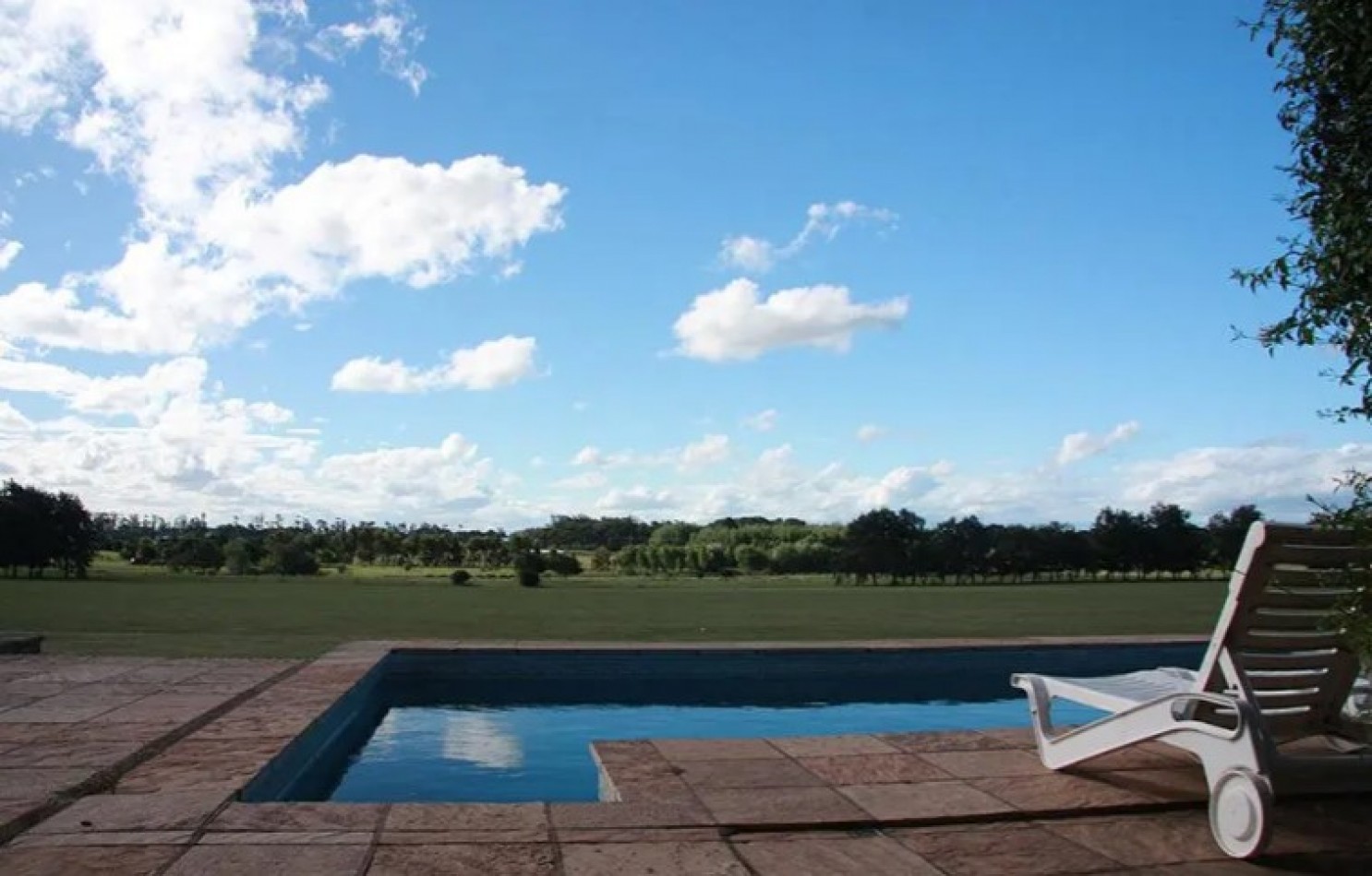 TERRENO / LOTE EN BARRANCAS DE SAN BENITO CON VISTA AL LAGO Y ARBOLADA.