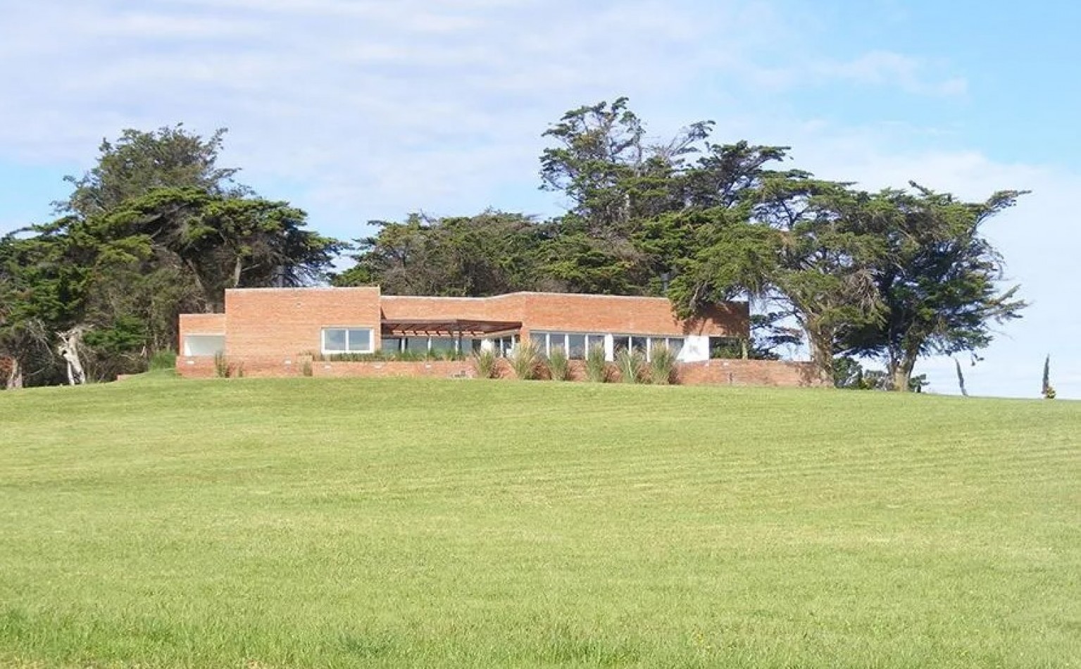 TERRENO / LOTE EN BARRANCAS DE SAN BENITO CON VISTA AL LAGO Y ARBOLADA.