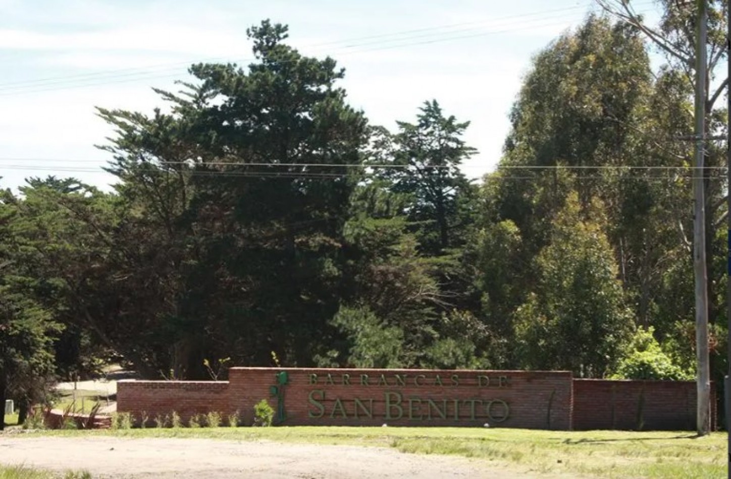 TERRENO / LOTE EN BARRANCAS DE SAN BENITO CON VISTA AL LAGO Y ARBOLADA.