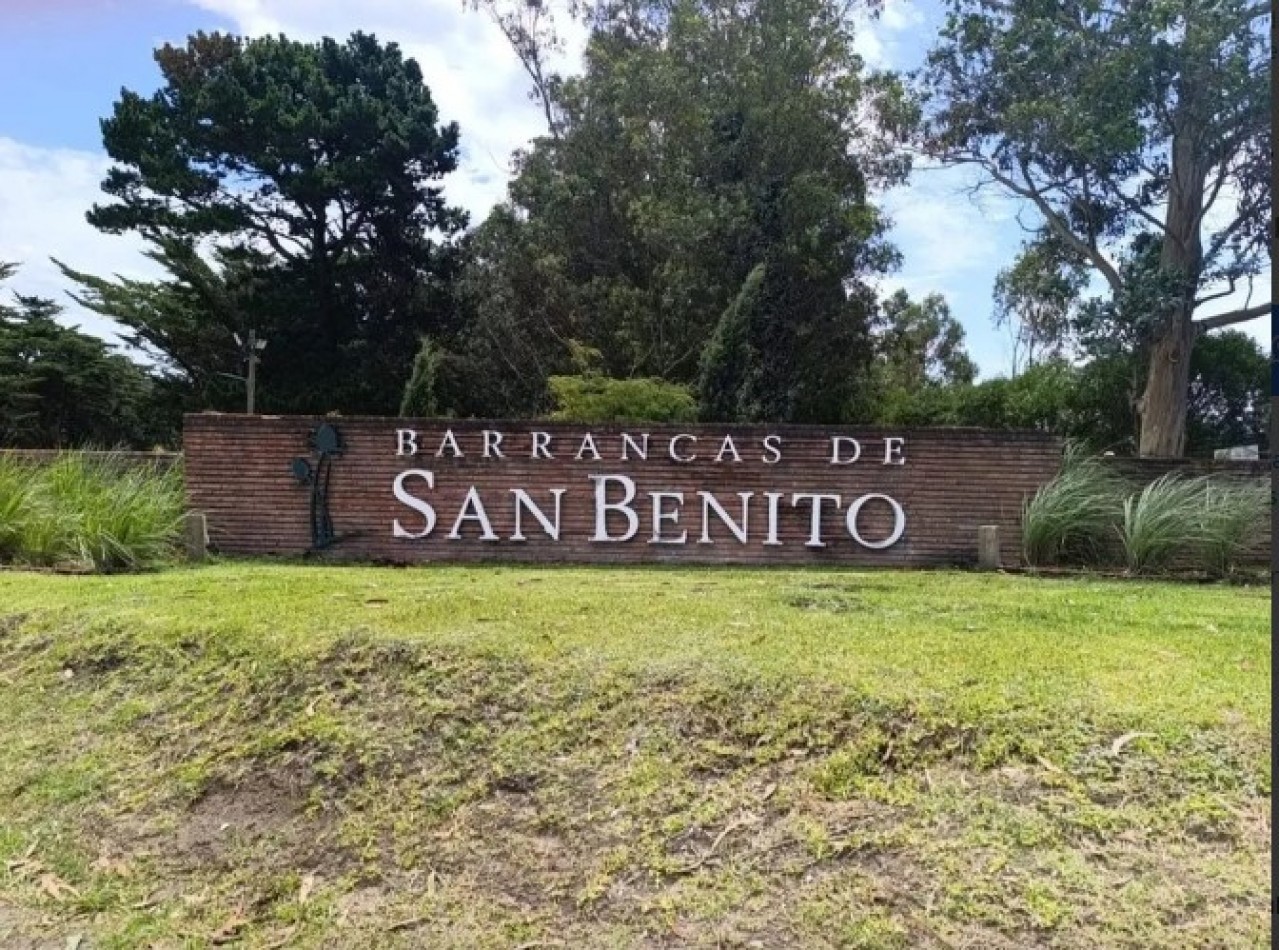 TERRENO / LOTE EN BARRANCAS DE SAN BENITO CON VISTA AL LAGO Y ARBOLADA.
