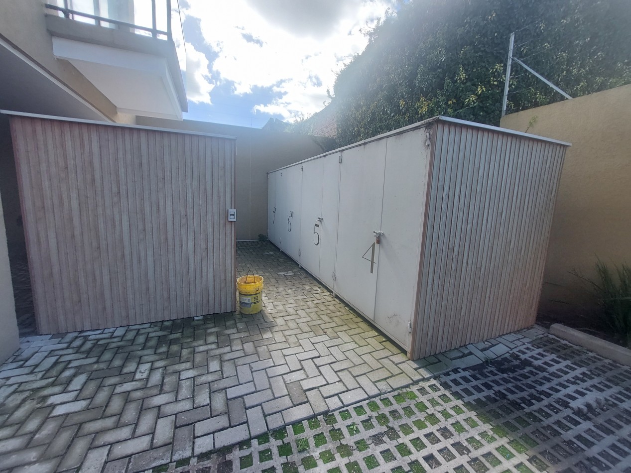 Dos ambientes con balcon, oficina privada, baulera y cochera.