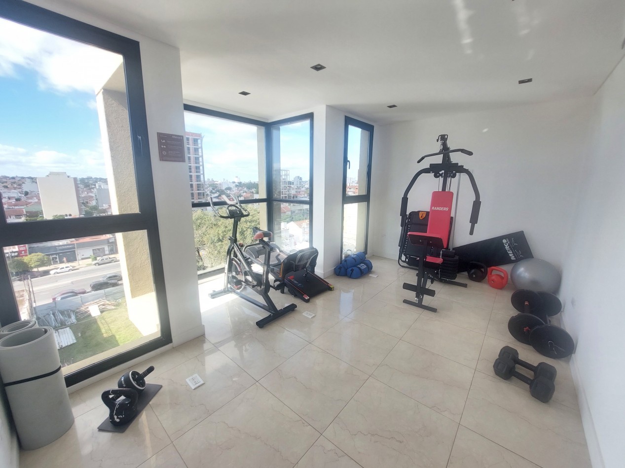 Dos ambientes con balcon, oficina privada, baulera y cochera.