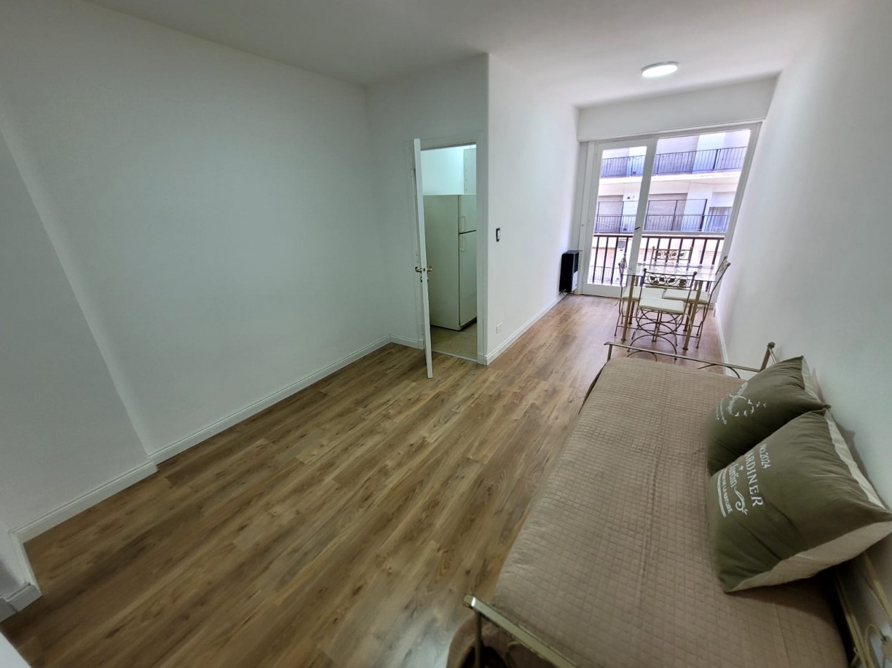 Venta  departamento monoambiente al frente, balcon. Reciclado. Zona Plaza Colon.