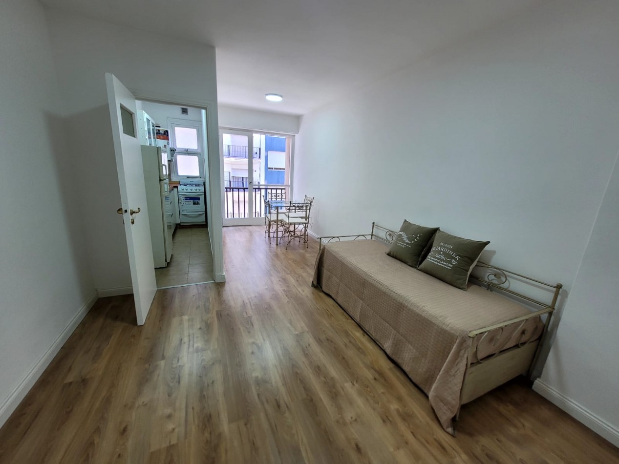 Venta  departamento monoambiente al frente, balcon. Reciclado. Zona Plaza Colon.