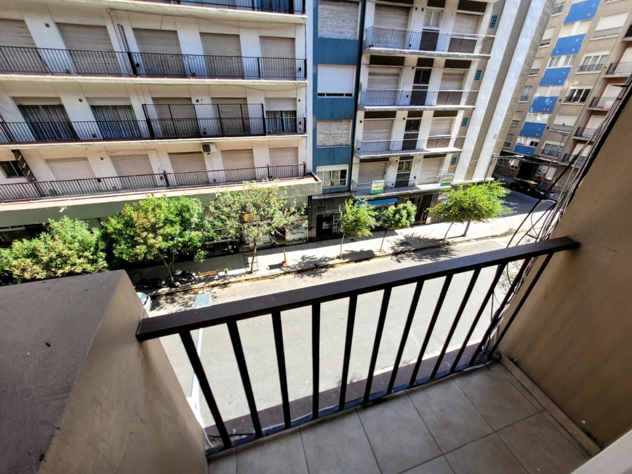 Venta  departamento monoambiente al frente, balcon. Reciclado. Zona Plaza Colon.