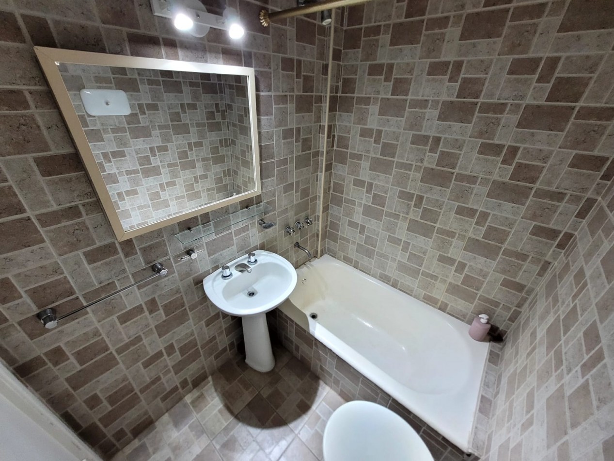 Venta  departamento monoambiente al frente, balcon. Reciclado. Zona Plaza Colon.
