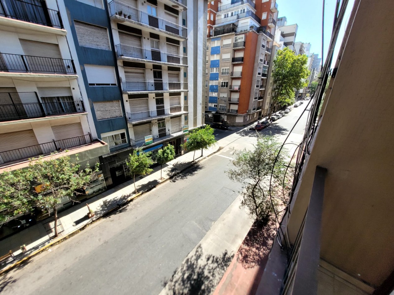 Venta  departamento monoambiente al frente, balcon. Reciclado. Zona Plaza Colon.