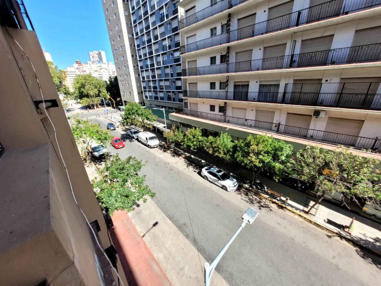 Venta  departamento monoambiente al frente, balcon. Reciclado. Zona Plaza Colon.