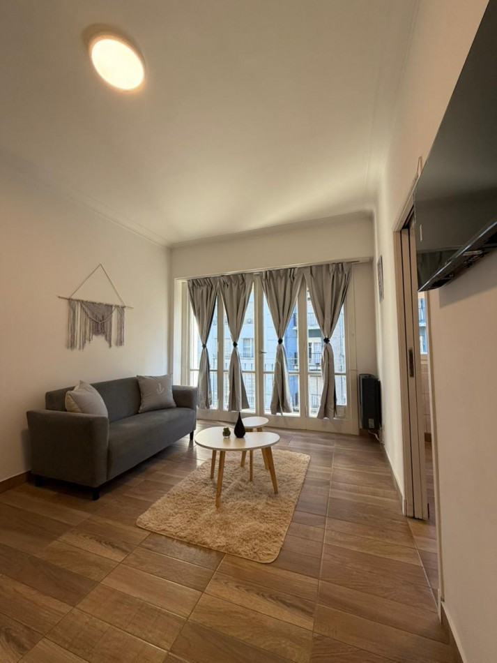 Venta Departamento 2 ambientes con balcon a la calle, reciclado y amoblado