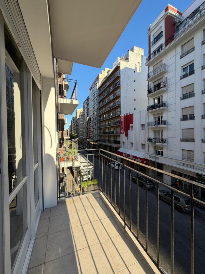 Venta Departamento 2 ambientes con balcon a la calle, reciclado y amoblado